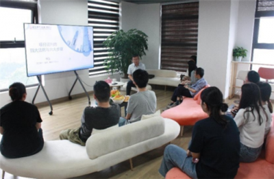 商业科普洽谈会 市残疾人创业孵化基地为企业提供系列咨询服务